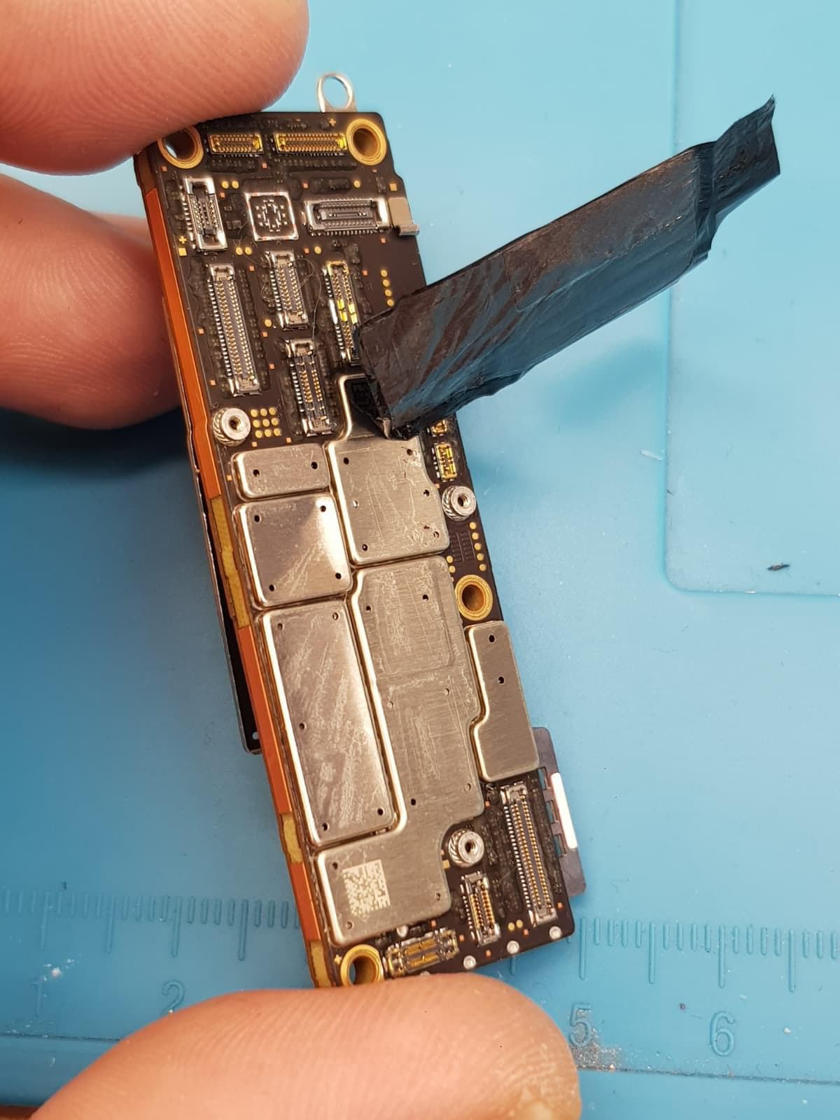 Диагностика платы iPhone под микроскопом